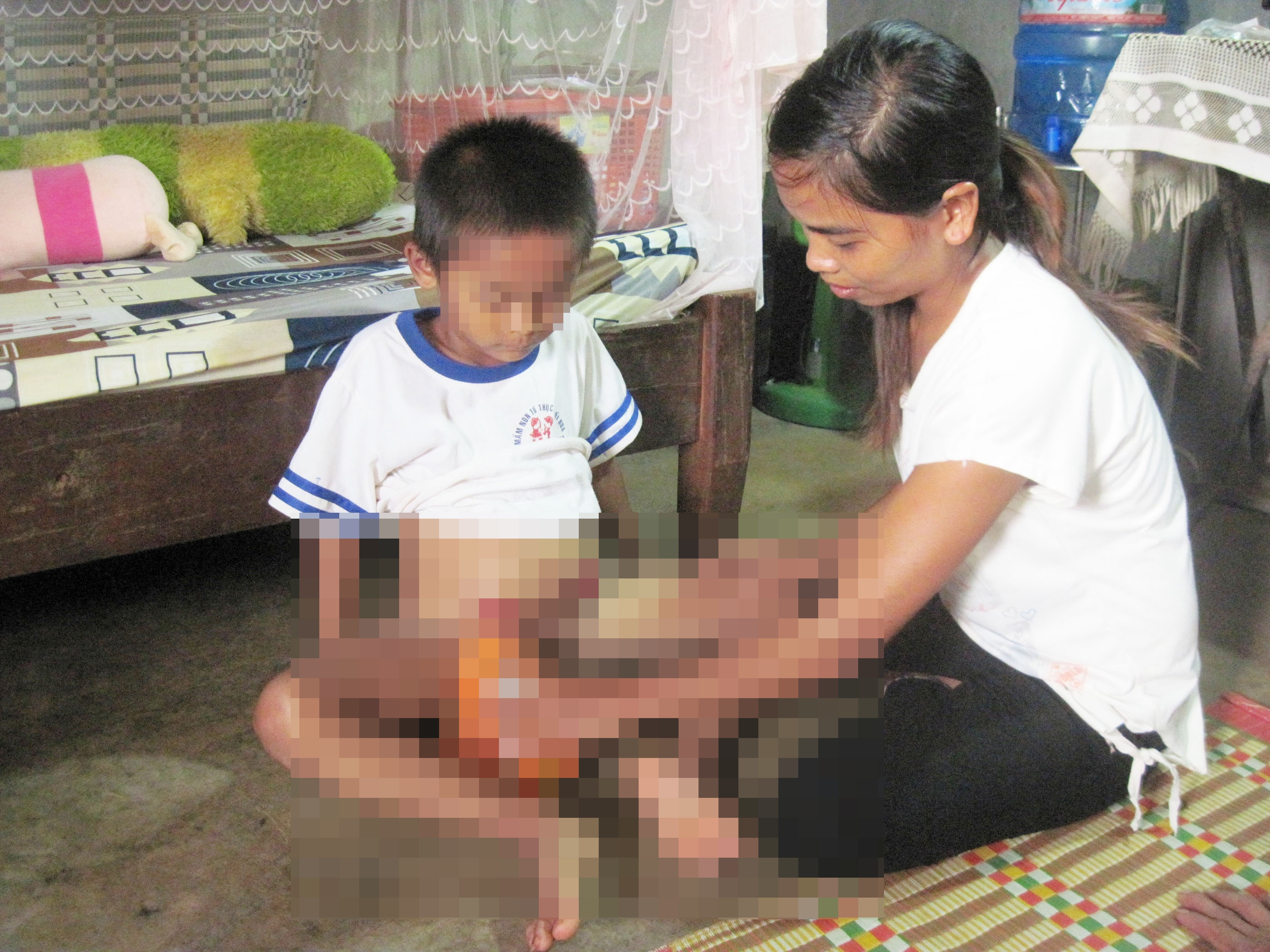 Be trai nham gioi tinh vi khong co bo phan sinh duc hinh anh