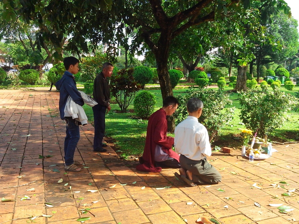 Nguoi dan ong chet trong tu the treo co o cong vien hinh anh