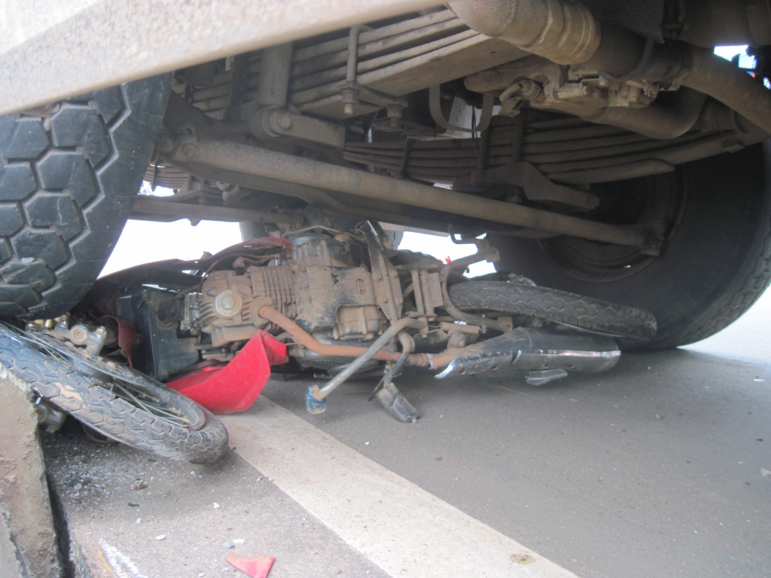 Xe tai cuon xe may vao gam, nghien nat hinh anh