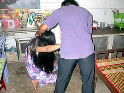 Nhau xin danh vo chet truoc mat 3 con nho hinh anh