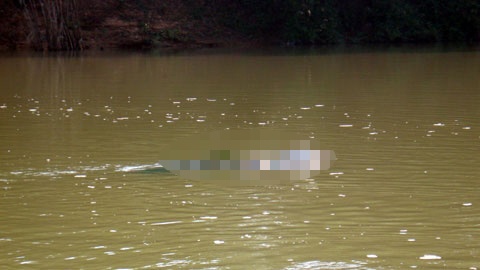 Xac thanh nien nhieu hinh xam dang phan huy tren ho hinh anh