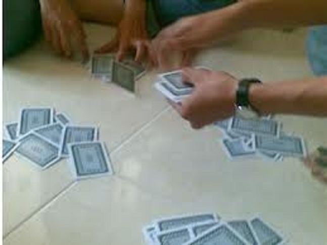 Bat truong cong an xa dang danh bac o nha dan hinh anh