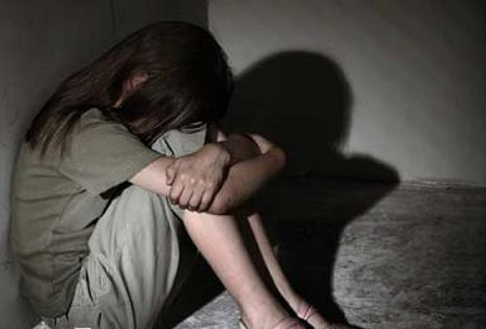 Cho thieu nu vao vuon cao su roi cuong hiep tap the hinh anh