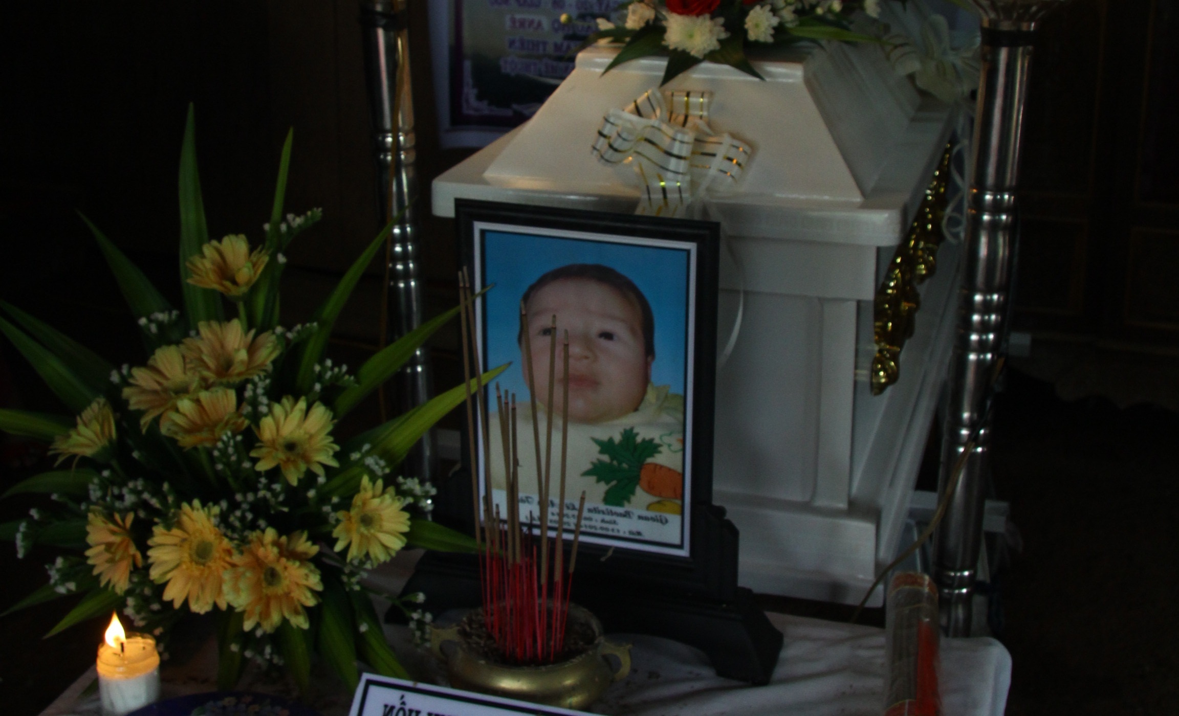 Be trai 2 thang tuoi tu vong sau khi tiem vac xin hinh anh