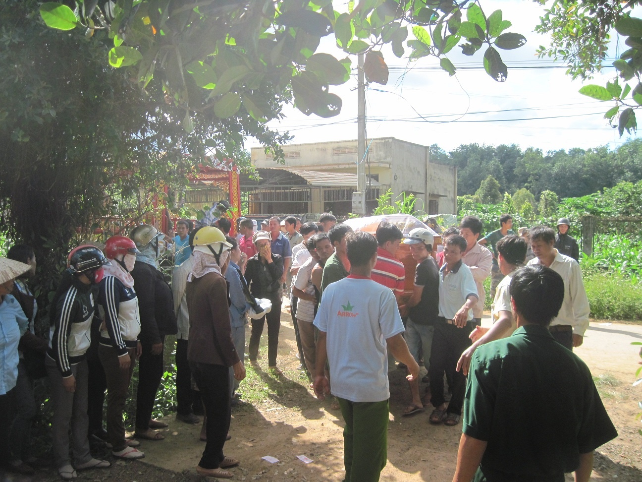 Thi thể nạn nhân được đưa về gia đình mai táng.