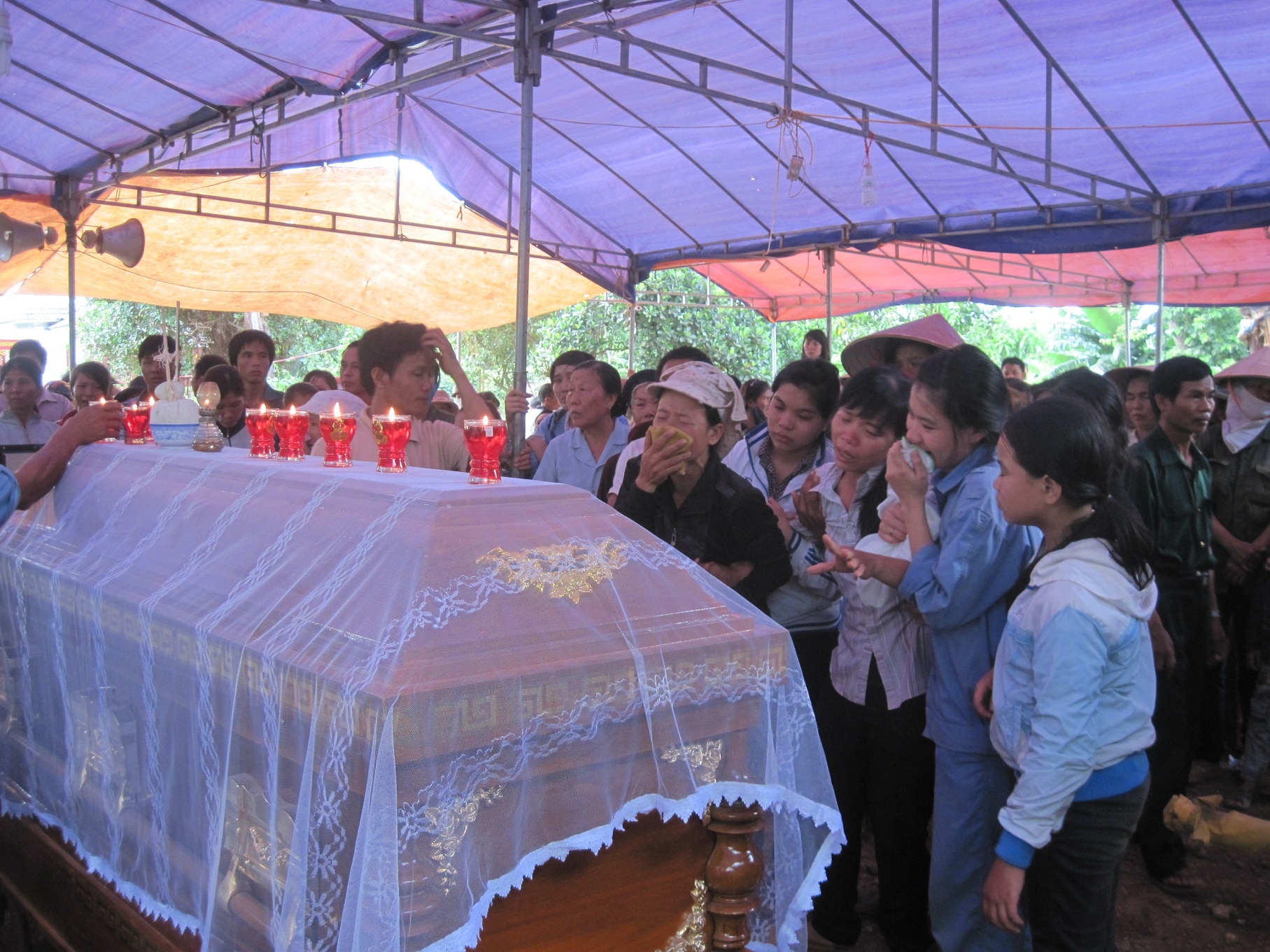 Người mẹ khóc ngất bên quan tài con gái.