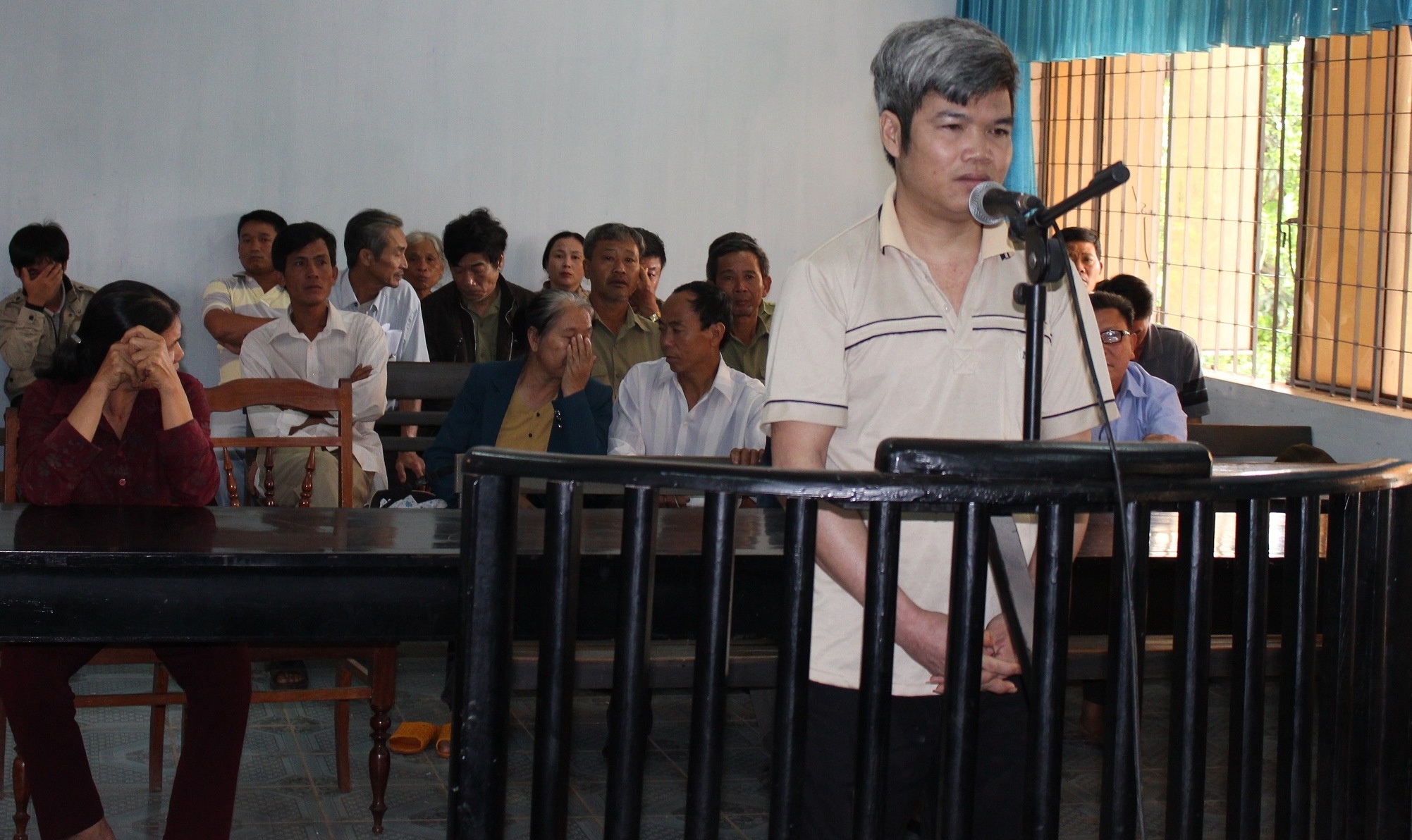 Tu hinh ten trom sat hai 2 chau be hinh anh