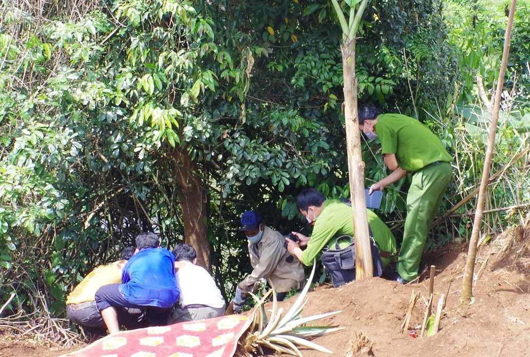 Xac nguoi dan ong dang phan huy trong vuon hinh anh