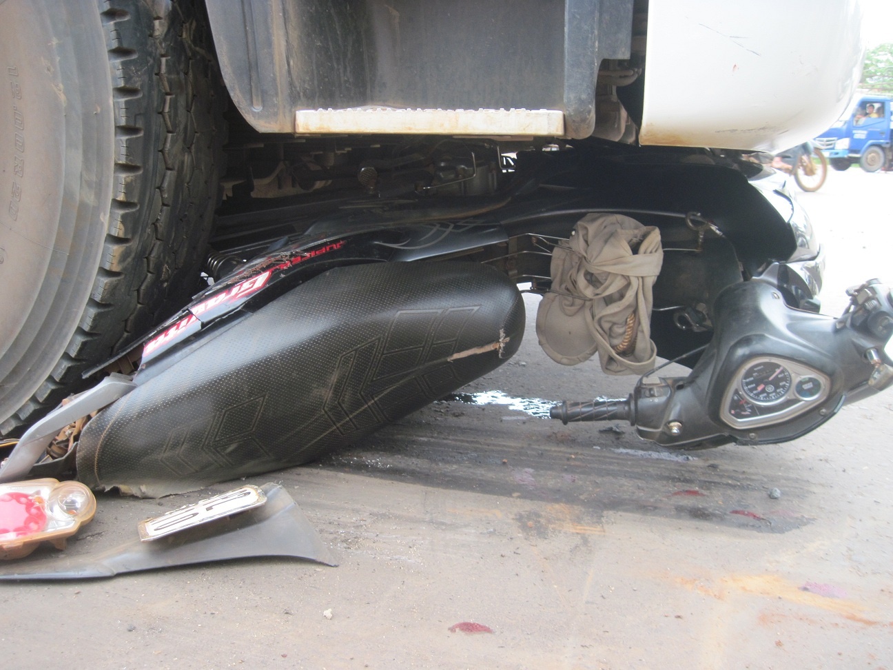 Hai thim chau bi cuon vao gam xe tai hinh anh