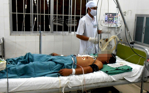 Truy sat kinh hoang, 1 thanh nien bi dam thung tim hinh anh