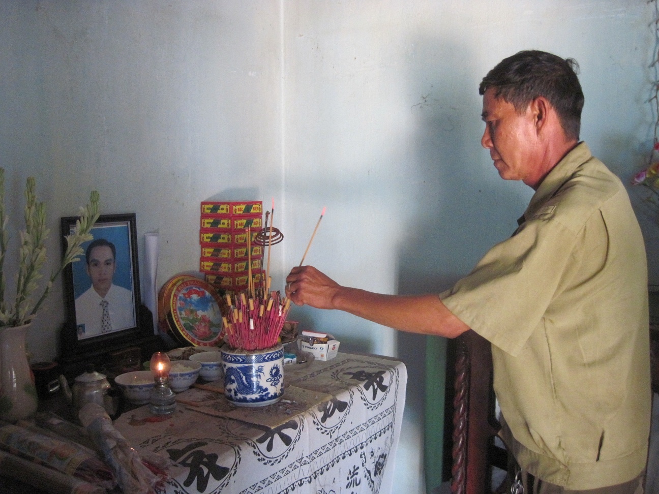 Người thân đến thắp nén hương cho nạn nhân xấu số.