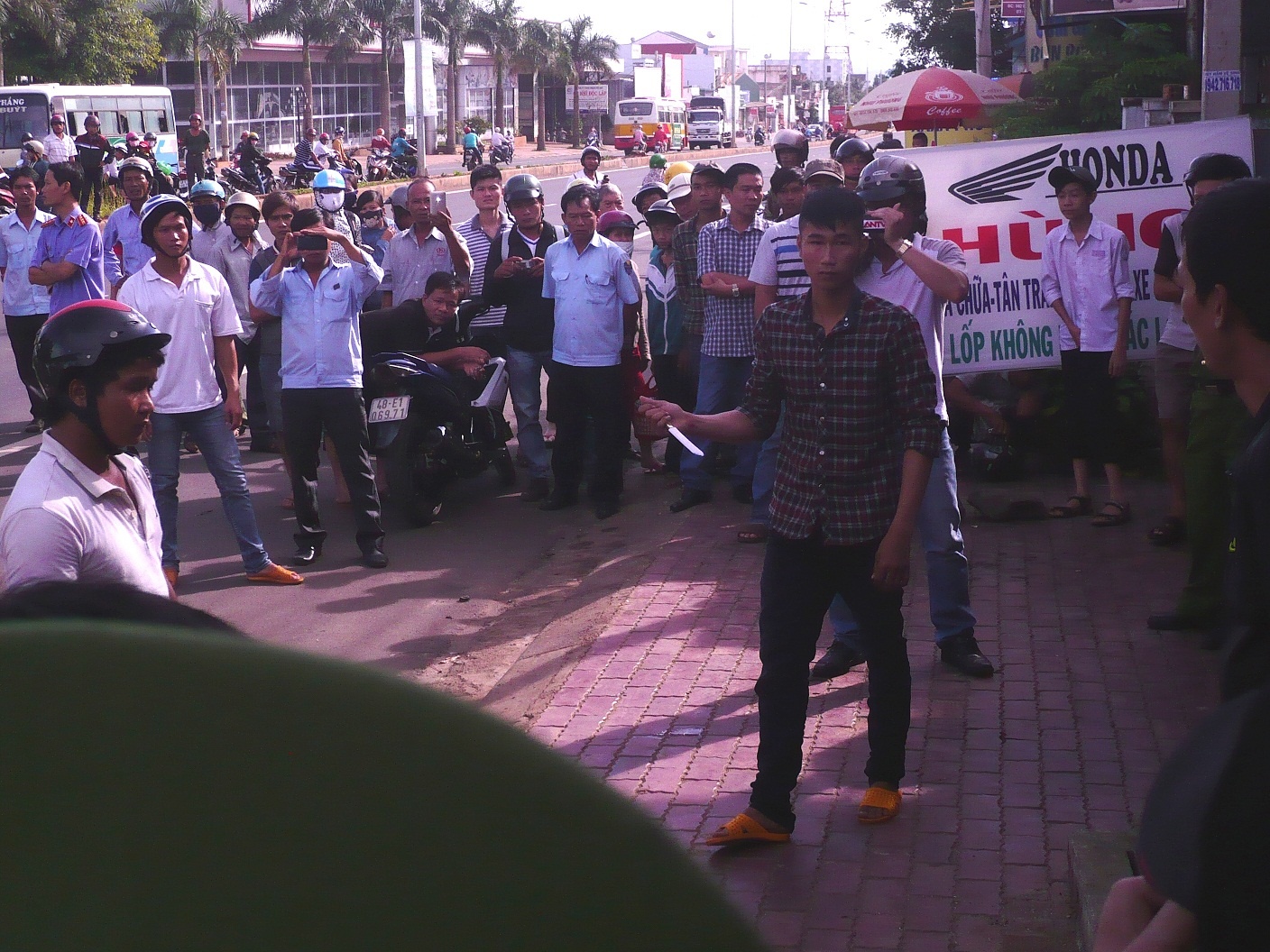 Dung lai hien truong vu dam nam thanh nien thung tim hinh anh