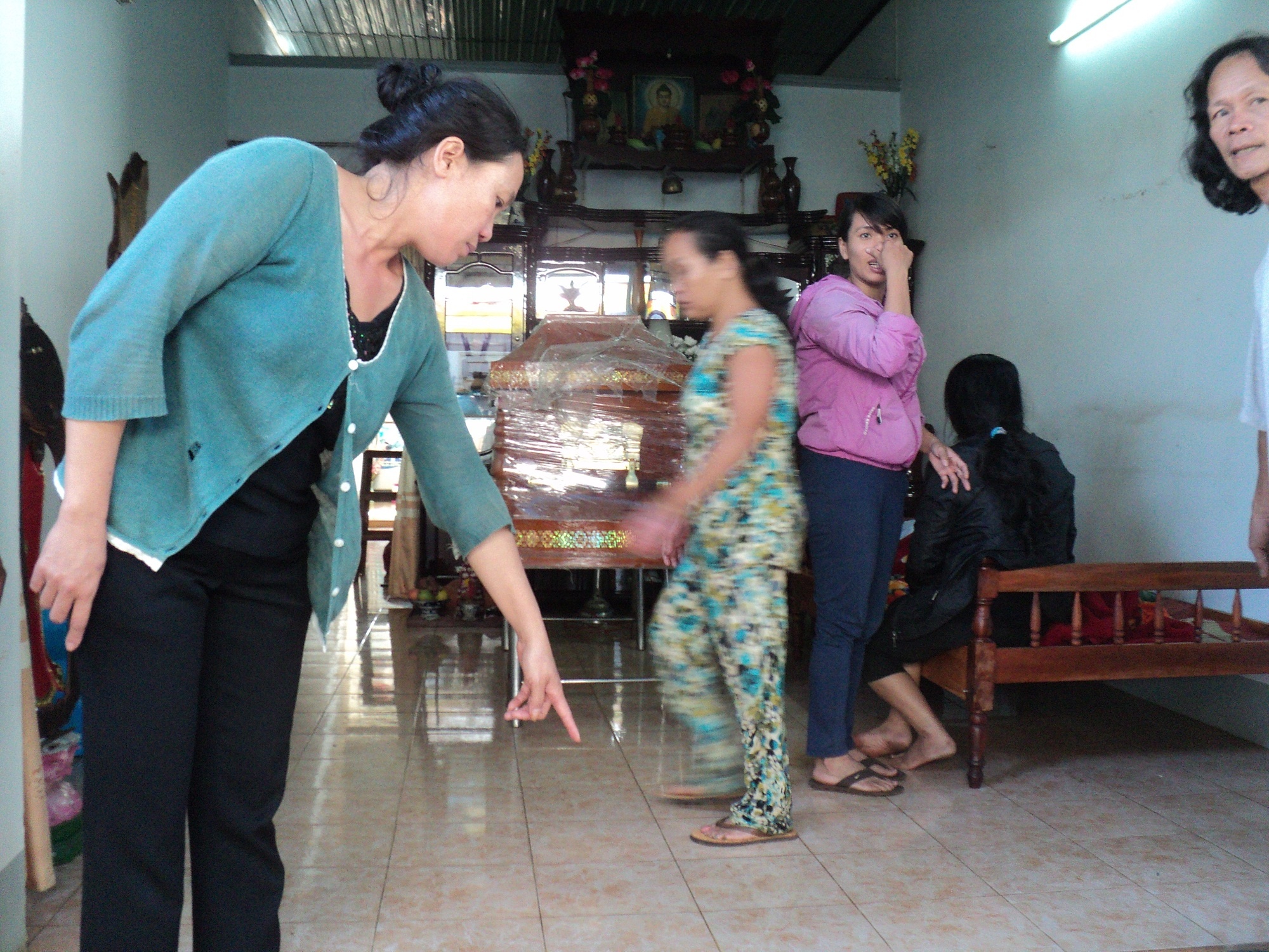 Cam dao xong vao nha dam chet doi truong trat tu hinh anh