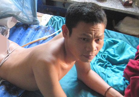 Nguoi dan ong 15 nam khong mac quan ao vi tai nan giao thong hinh anh