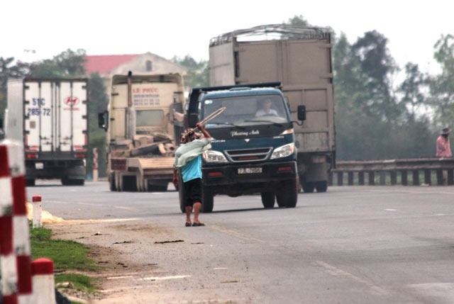 Dung sung chan 10 xe tai cuop tien trong dem hinh anh