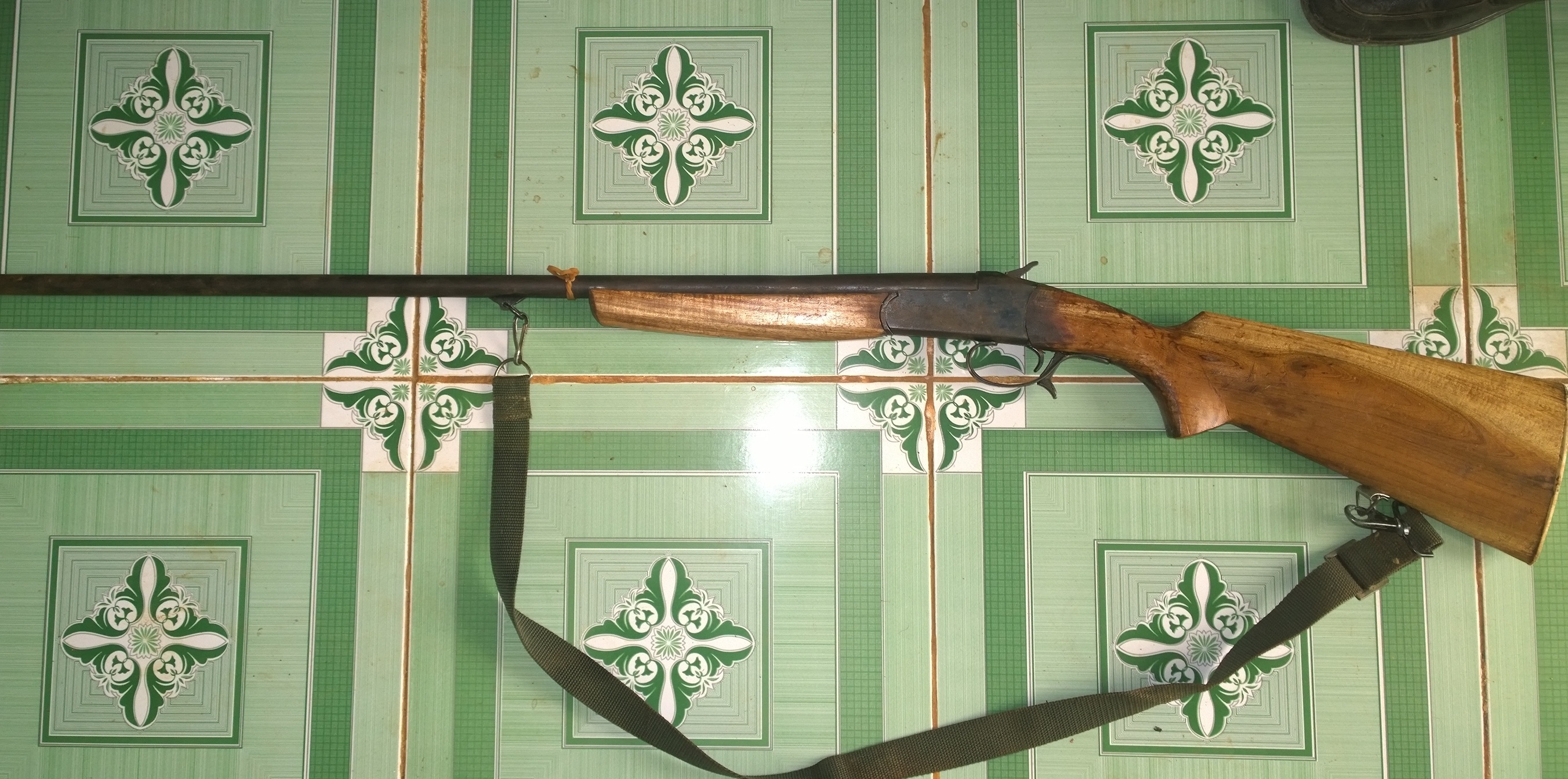 Khẩu súng các đối tượng dùng để uy hiếp cướp của.