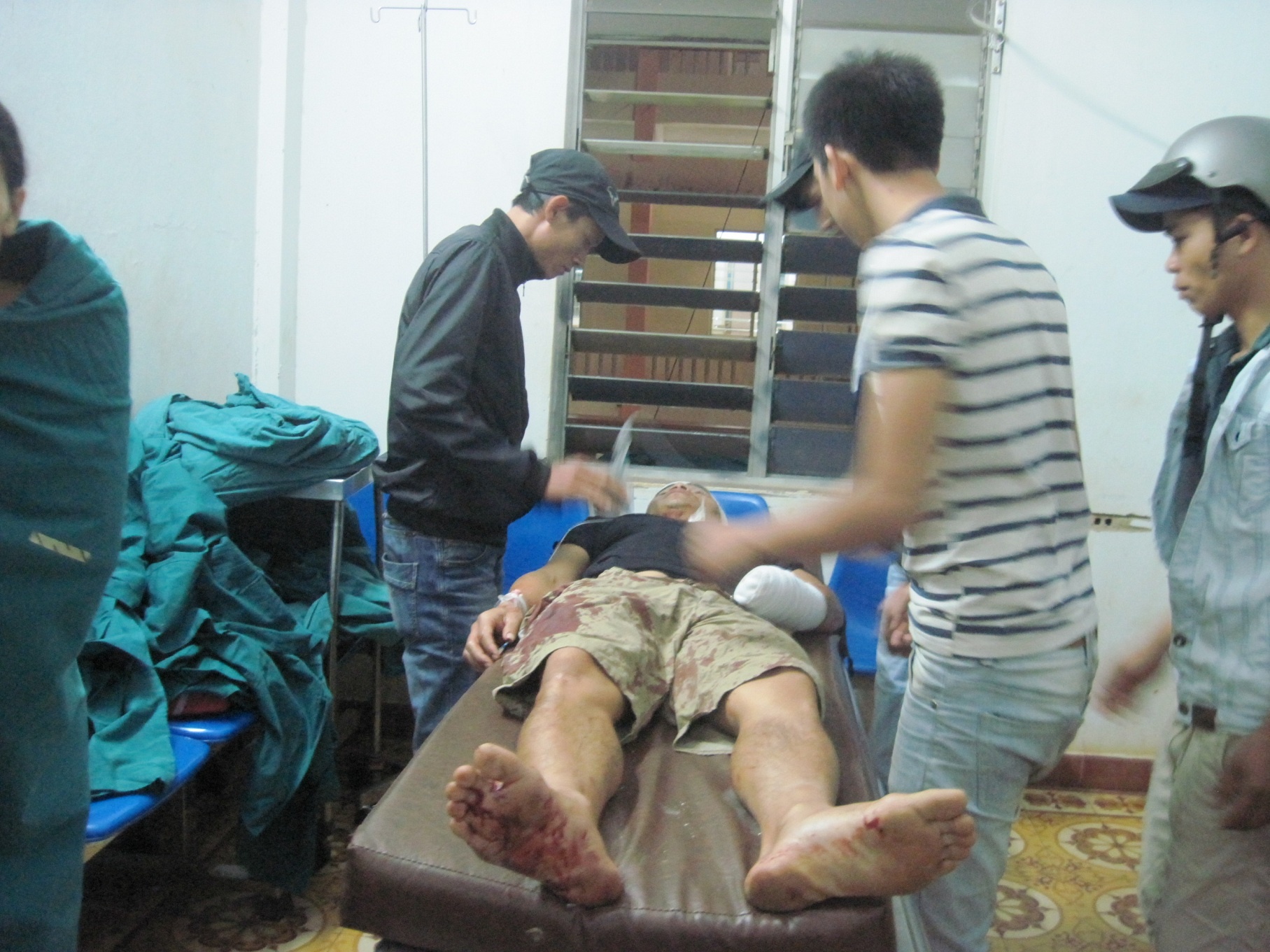 anh Hoàng được cấp cứu tại bệnh viện Đa khoa tỉnh Đắk Lắk.