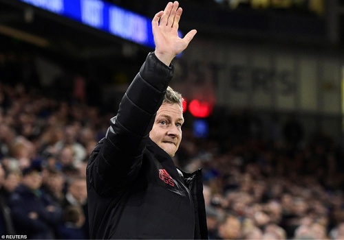 Nhin MU - Solskjaer moi thay Jose Mourinho kem the nao? hinh anh