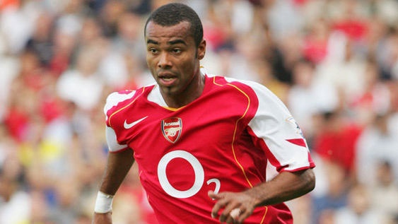 Ashley Cole thua nhan 'ngay tho va ngu xuan' khi roi Arsenal hinh anh