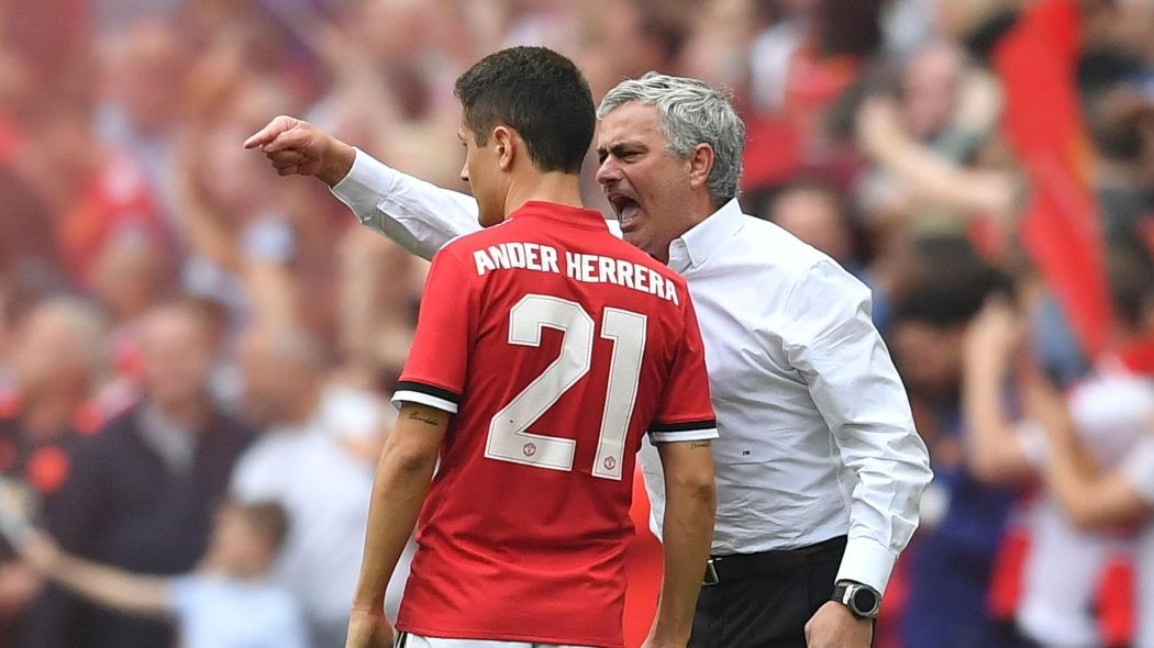 Man United gia hạn với Young và Herrera ảnh 2 Man United gia han voi Young va Herrera anh 2