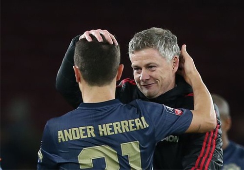 Man United sap 'troi' xong ca Herrera lan Young hinh anh
