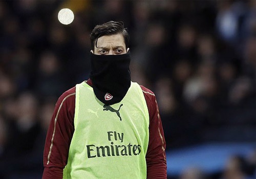 Oezil khong ra di, Arsenal khon don hinh anh