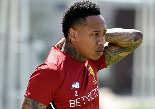 Sao Liverpool mo tiec thac loan voi 8 co gai hinh anh