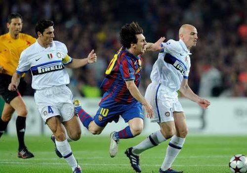 Lam sao de ngan duoc Lionel Messi? hinh anh