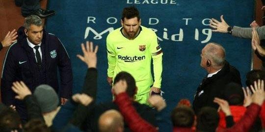 Barca hoc duoc gi tu tham hoa Anfield? hinh anh