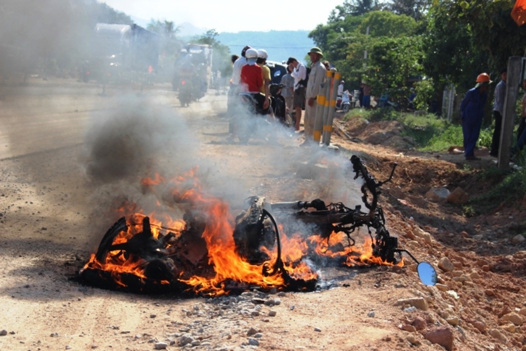 Xe may cua du khach nguoi Anh chay rui tren duong hinh anh