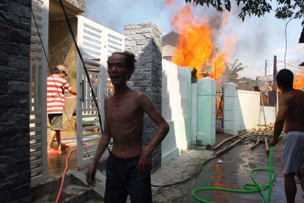 Xuong may tre bung chay, nguoi dan thao chay hinh anh