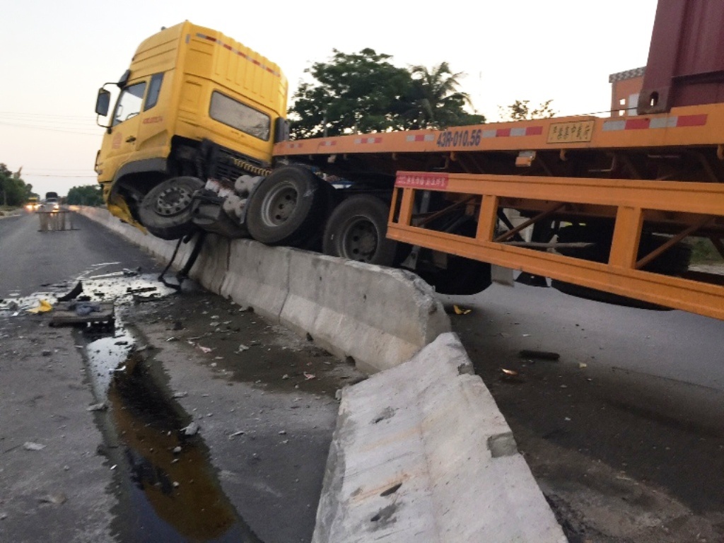 Xe dau keo leo len dai phan cach hinh anh