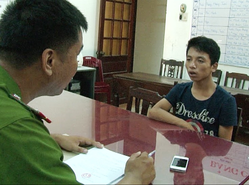 Thịnh khai nhận hành vi trộm cắp tài sản ở cơ quan công an. Ảnh: Điền Quang.