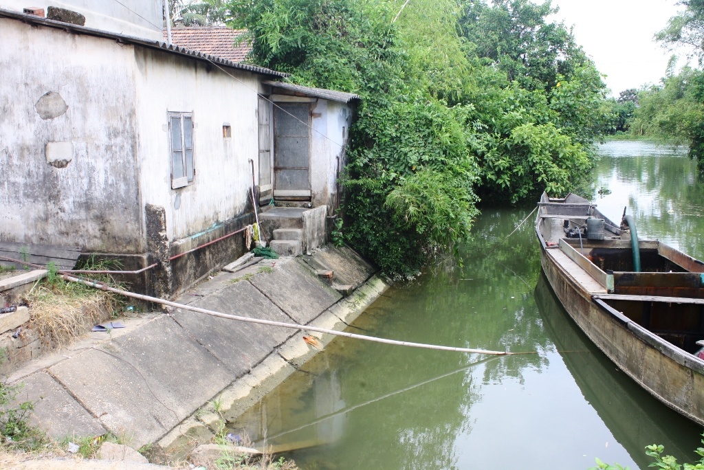 Hai chi em duoi nuoc trong ngay Tet Doan ngo hinh anh