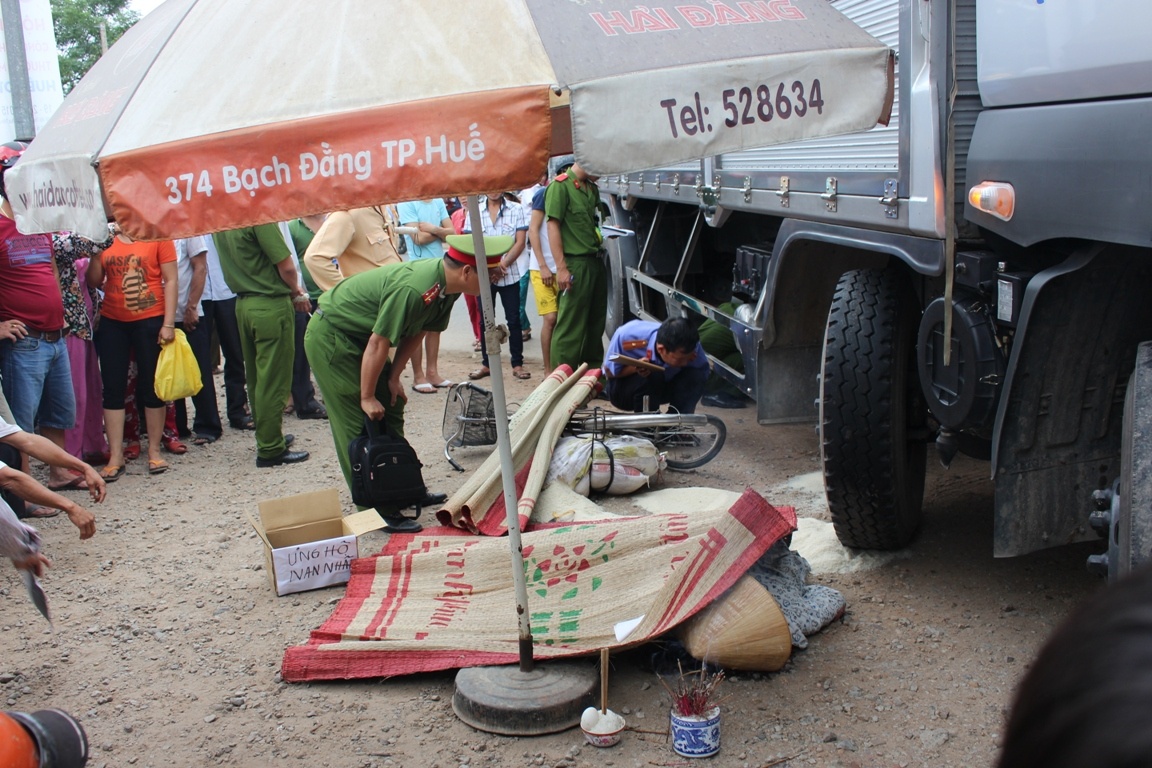 Oto tai can chet nguoi phu nu tren duong di ban gao hinh anh