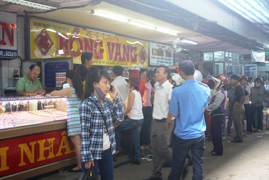 Hang tram nguoi do xo den cho Dong Ba ban vang hinh anh