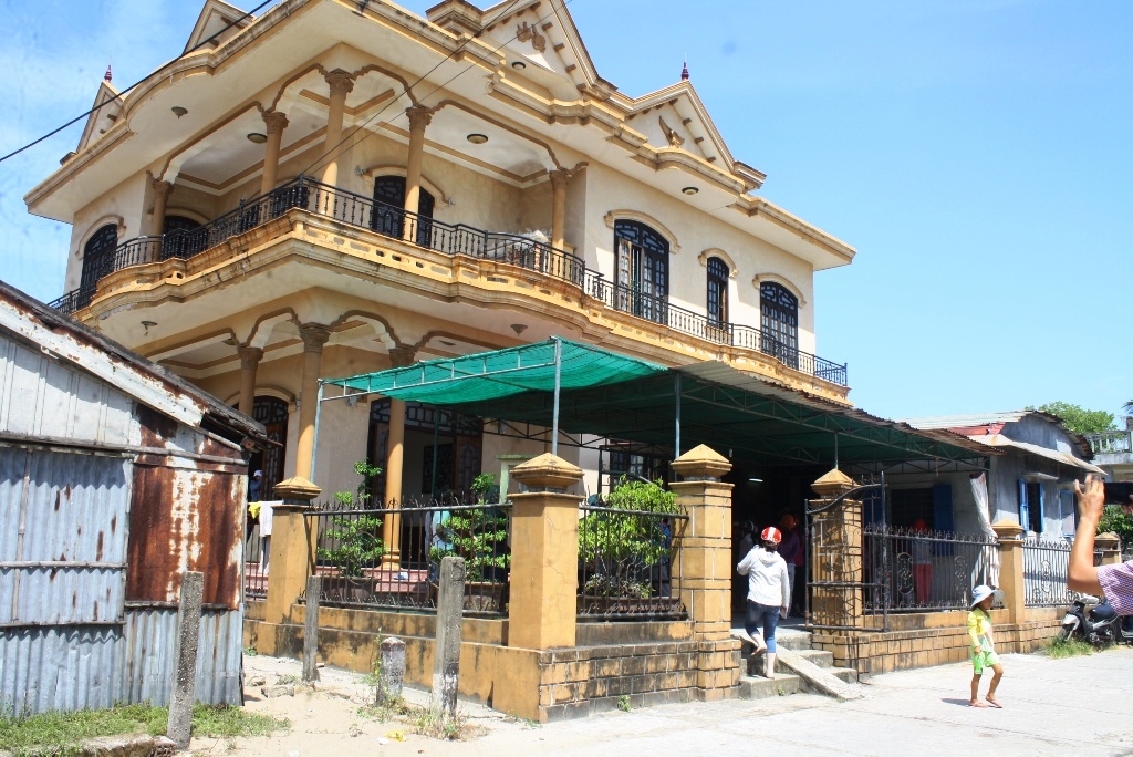 Hai nguoi dan ong bi dam tu vong luc rang sang hinh anh