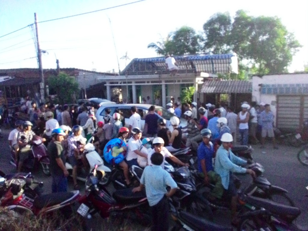 Con do 9X dam thung tim to truong dan pho hinh anh