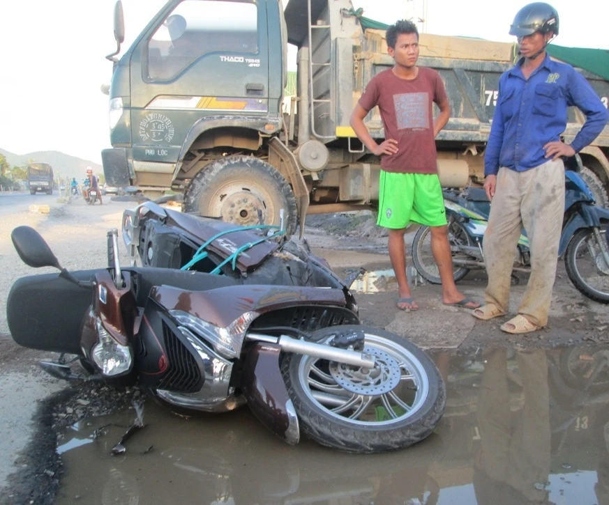 Xe khách đâm liền hoàn với xe tải và xe máy. Ảnh: Điền Quang