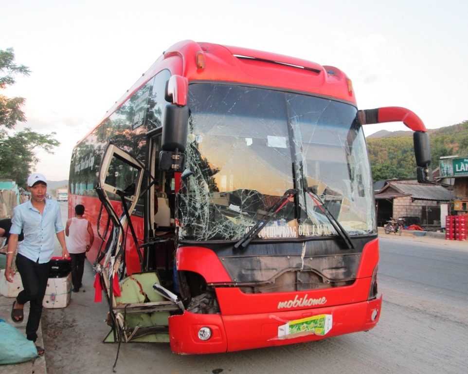 Xe khach dam lien hoan, 4 nguoi bi thuong nang hinh anh