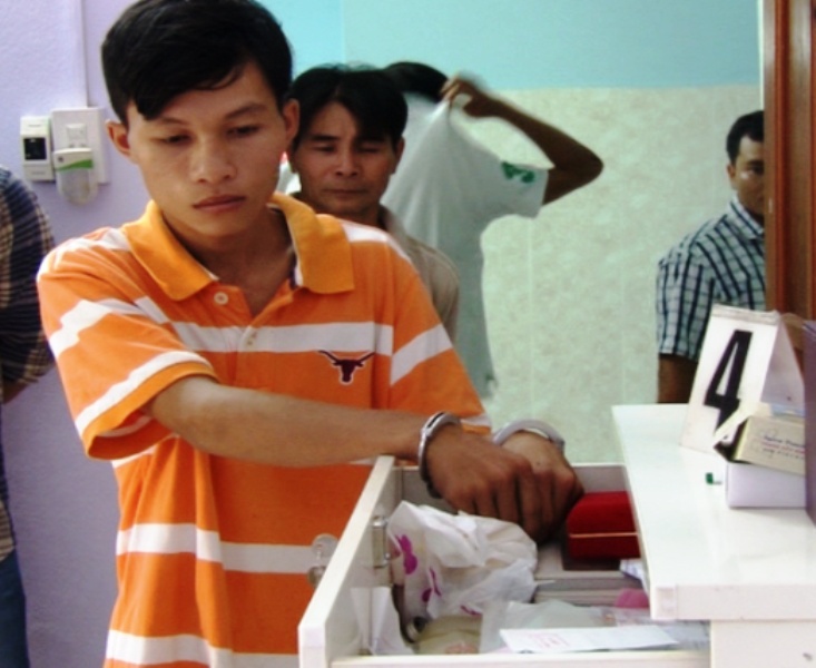 Kẻ gian trộm vàng sa lưới công an. Ảnh: Điền Quang
