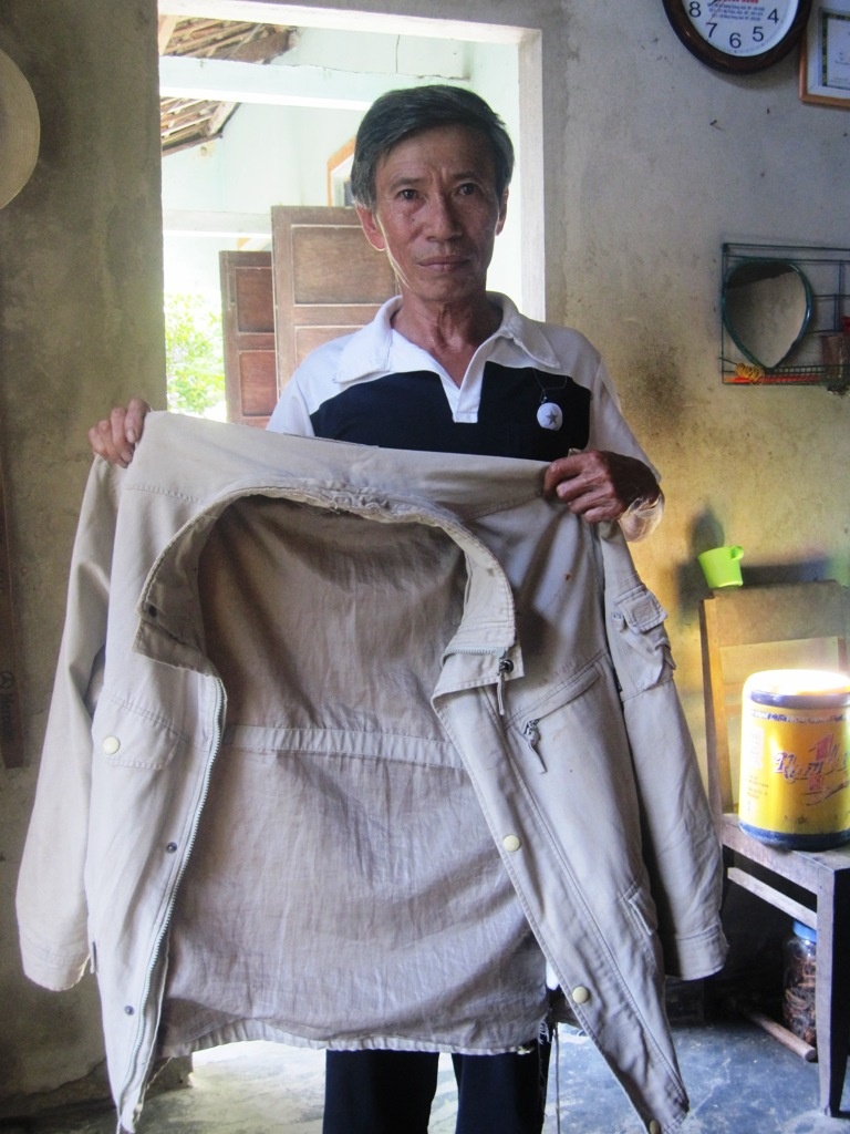 Không biết đó là tên cướp nguy hiểm, ông Hoàng đã cho tên này chiếc áo khoác để mặc ấm. Ảnh: Điền Quang