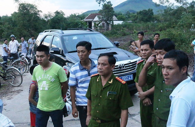 Ten cuop co sung thoat vong vay hang tram canh sat hinh anh