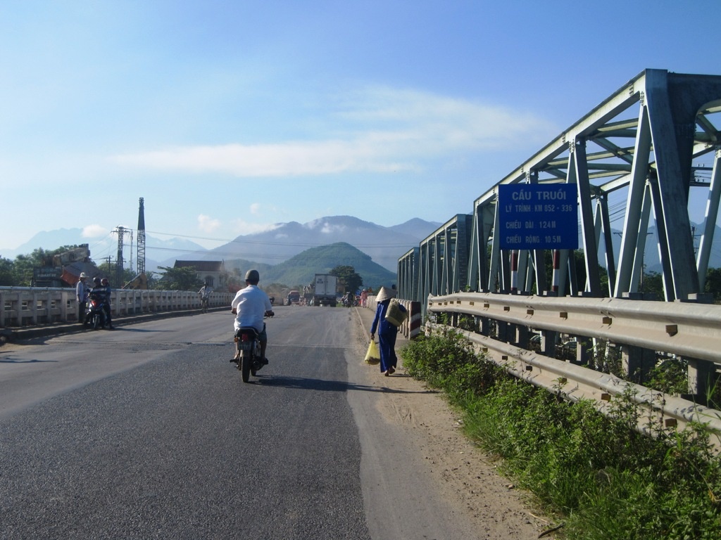 Đoạn cầu Truồi, xã Lộc Điền, địa điểm tên cướp vứt xe bỏ chạy trước sự truy đuổi của anh Bình. Ảnh: Điền Quang