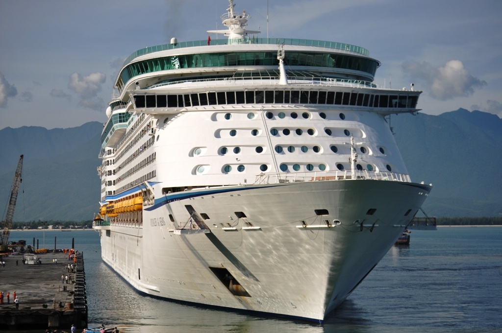 Tau du lich lon thu 3 the gioi tham quan Hue hinh anh