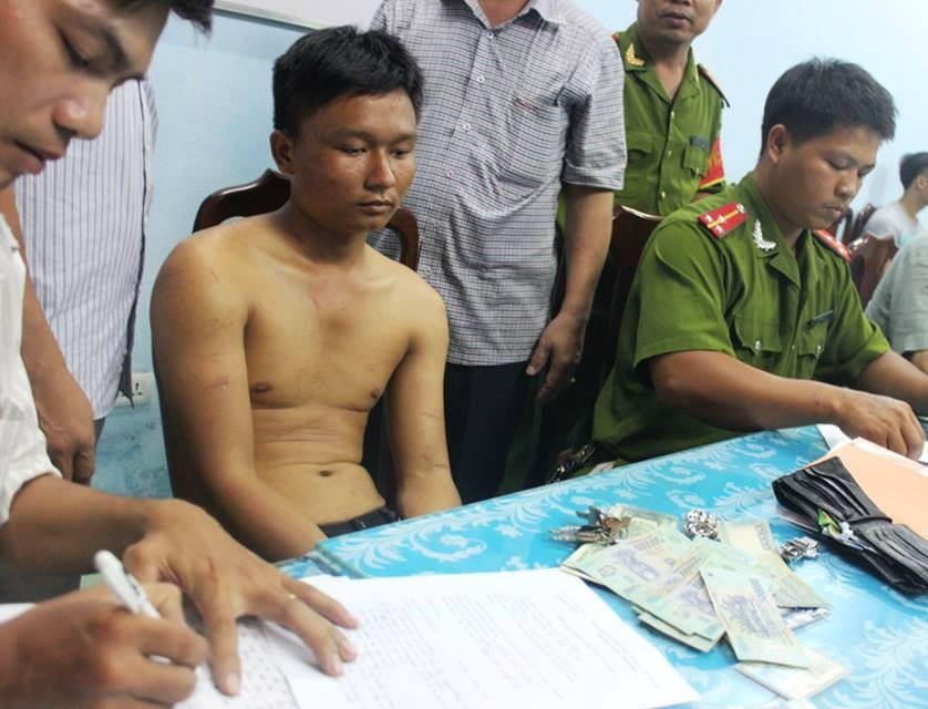 Nguyễn Văn Nghĩa bị công an bắt giữ sau hơn 1 ngày lẩn trốn. Ảnh: Điền Quang