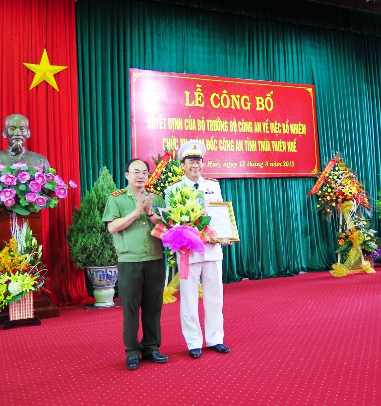 Đại tá Lê Quốc Hùng (quân phục trắng) được bổ nhiệm giữ chức giám đốc công an tỉnh Thừa Thiên - Huế. Ảnh: Điền Quang