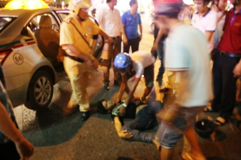 Xe may deo 3 tong oto bien xanh hinh anh