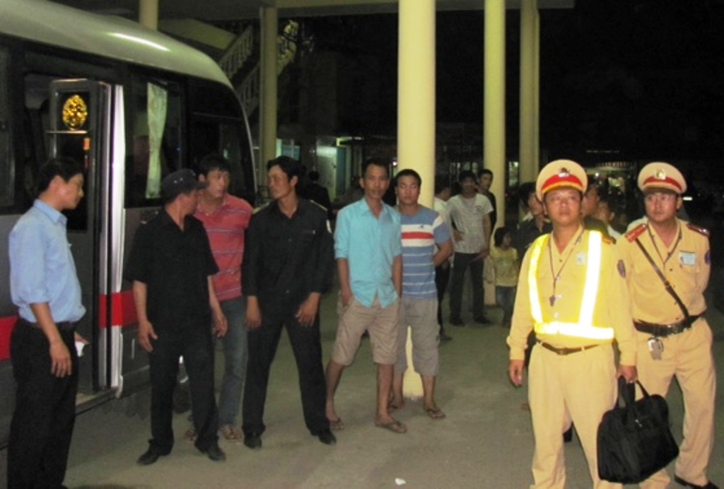 Canh sat giao thong bat nghi pham tron truy na hinh anh