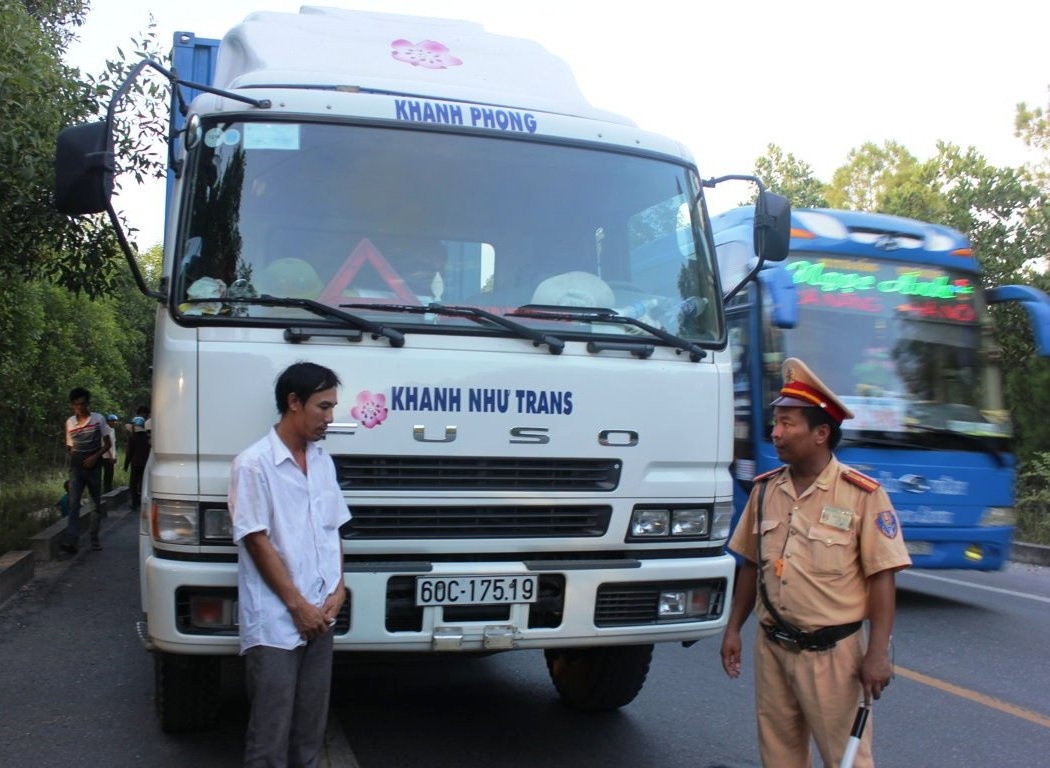 CSGT truy duoi 3 km chan xe dau keo tong chet nguoi hinh anh